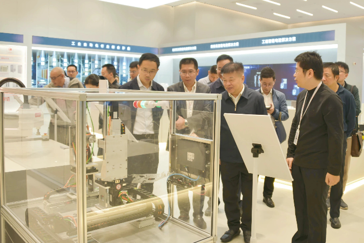 省工信廳陳建業(yè)廳長(zhǎng)一行蒞臨睿能科技調(diào)研考察(圖2) 省工信廳陳建業(yè)廳長(zhǎng)一行蒞臨睿能科技調(diào)研考察(圖2)