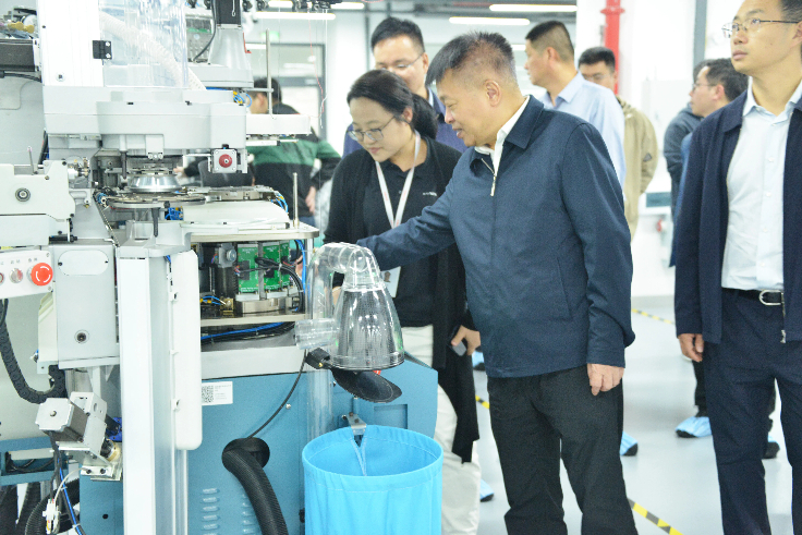 省工信廳陳建業(yè)廳長(zhǎng)一行蒞臨睿能科技調(diào)研考察(圖3) 省工信廳陳建業(yè)廳長(zhǎng)一行蒞臨睿能科技調(diào)研考察(圖3)